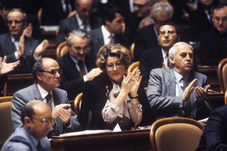 Lilian Uchtenhagen (centre) was not elected to the Federal Council in 1983, but had to applaud her SP competitor Otto Stich.
