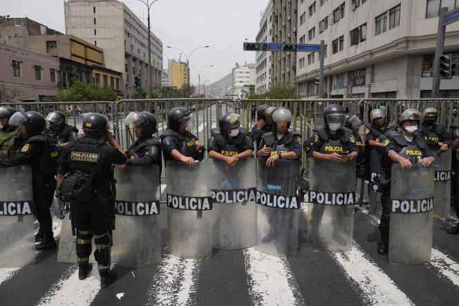 The police in front of the Parliament in Lima, on December 7.