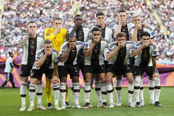 The German players hand on the mouth, before their meeting against Japan, on November 23, 2022, in Doha (Qatar).