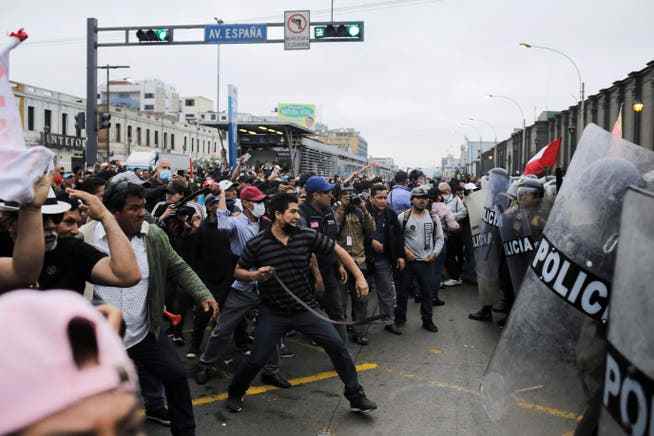 After the dismissal of President Castillo, there were sometimes violent clashes between demonstrators and security forces in the capital Lima.