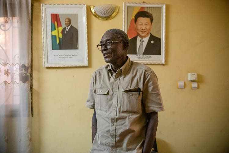 In den Fluren hängen Porträts afrikanischer Führer, in Basile Guissous Büro eines von Chinas Präsident Xi Jinping.