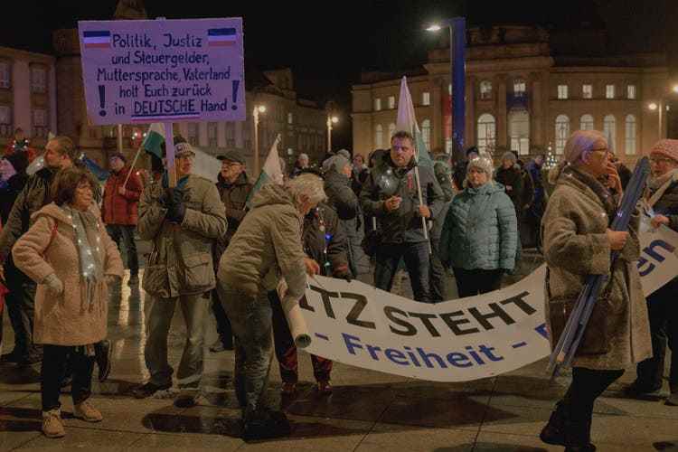 Jeden Montag wird demonstriert. Worum geht es? Um alles. Demonstranten vor der Chemnitzer Oper am 5. Dezember 2022.