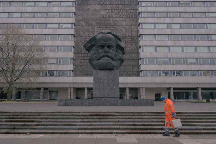 40 Tonnen schweres Wahrzeichen der Stadt, die Büste von Karl Marx.