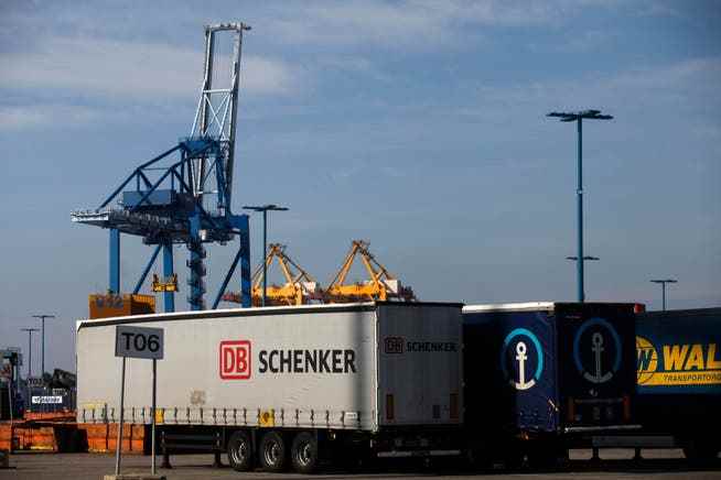 The sale of the DB Schenker logistics division could bring up to 20 billion euros into the coffers of Deutsche Bahn.