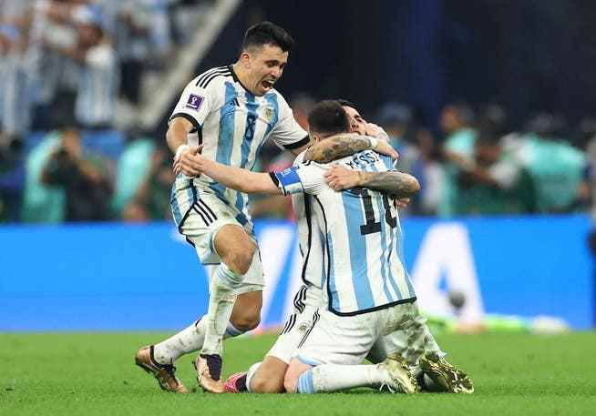 Lionel Messi (right) becomes world champion in his last game for Argentina – after winning the penalty shoot-out, the South Americans' jubilation knows no bounds.