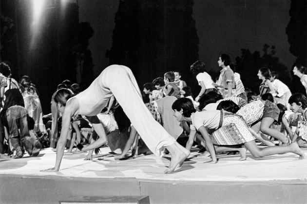 A show by Carolyn Carlson with children from Shiraz, in 1977.