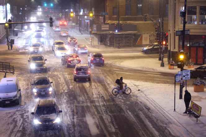 Motorists drive on snowy roads in Chicago, United States, December 22, 2022.
