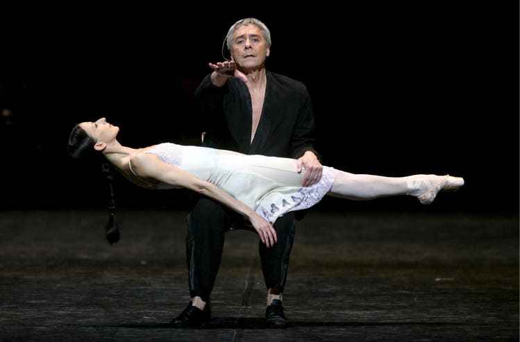 John Neumeier in einer Szene seines eigenen Balletts «Die Stühle» nach Eugène Ionesco, 2008 mit der Tänzerin Joëlle Boulogne.