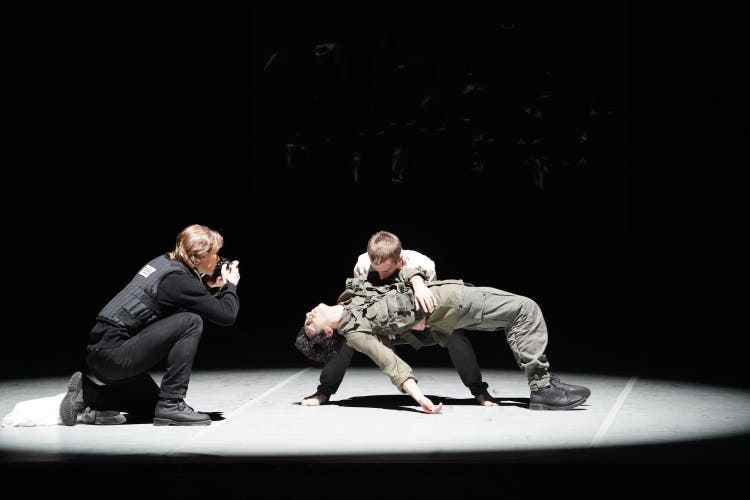 Auch unsere Bilder vom Krieg sind menschengemacht: Szene aus der Uraufführung von «Dona nobis pacem» mit Tänzern der Hamburger Kompanie.