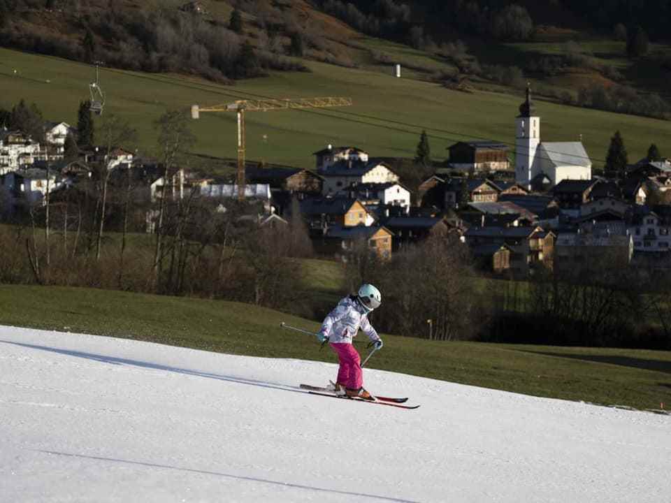 Child goes skiing in Flims