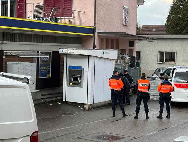 Polizisten am Donnerstag am Tatort im Zentrum von Hettlingen.