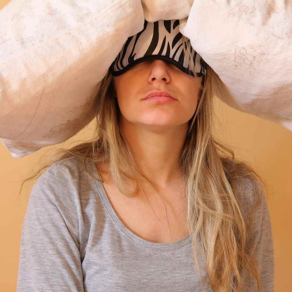 Hungover woman with a pillow: Does this social media trick really help against the New Year's hangover?