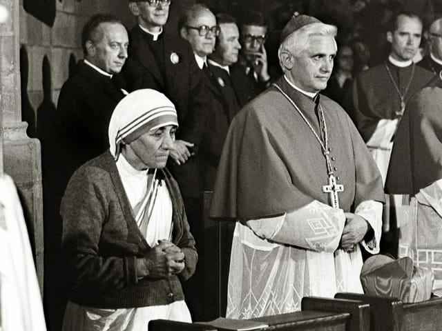 Mother Teresa stands to the right of Ratzinger. 