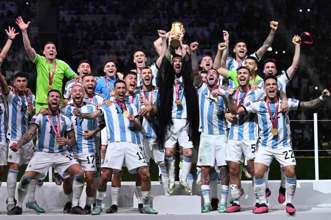 Lionel Messi and the Argentines lift the World Cup, after their victory against France, on penalties, on December 18, 2022.