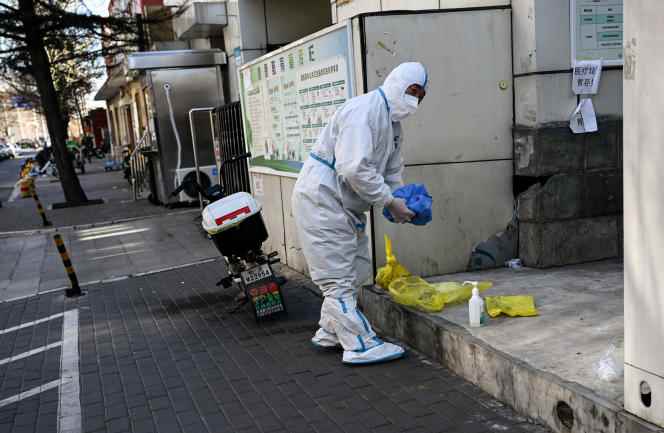 A worker in an anti-Covid suit in the streets of Beijing, December 11, 2022. 