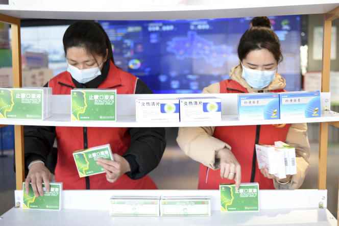 Volunteers set up a free distribution of medicine donated by shopkeepers and residents at a public service center in Tonglu, east China's Zhejiang province, Dec. 