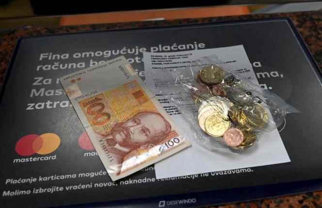 Kunas (the Croatian currency) and euros, at the Croatian Financial Agency, in Zagreb, on December 1, 2022.