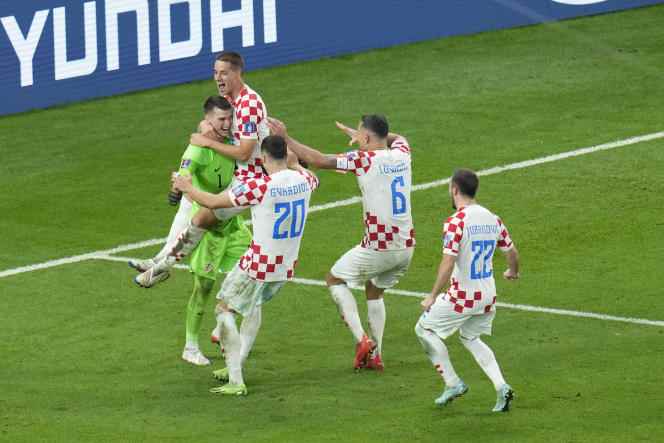 The joy of the Croats, who celebrate their goalkeeper, Dominik Livakovic, after their victory against Japan on penalties, Monday December 5, 2022, in Al-Wakrah (Qatar). 