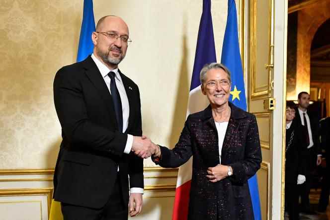 Prime Minister Elisabeth Borne and her Ukrainian counterpart Denys Chmyhal, at Matignon, in Paris, December 12, 2022.