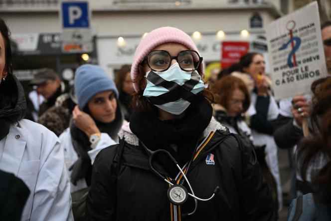 In the demonstration organized by the group Doctors for tomorrow and the union Les Généralistes-CSMF, in Paris, on December 1, 2022.