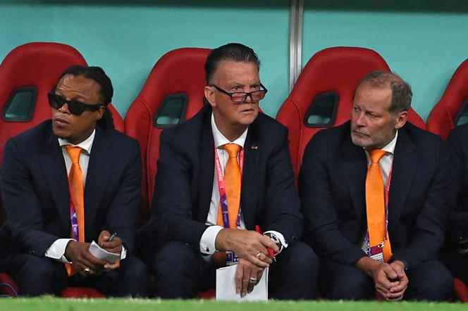 Netherlands coach Louis van Gaal on the bench during the Group A match against Qatar at Al-Bayt Stadium in Al-Khor (Doha) on November 29, 2022.
