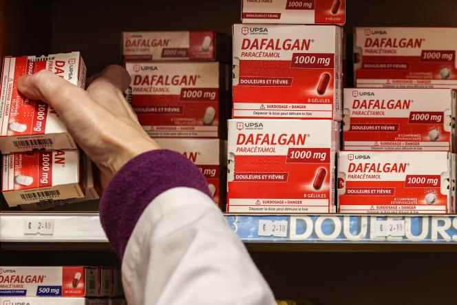 A pharmacist seizes boxes of Dafalgan, in Toulouse, on December 9, 2022. 
