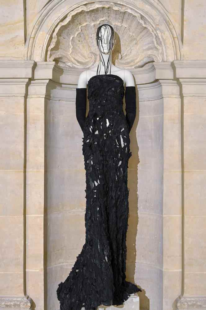 Autumn-winter 2022-2023 collection by Olivier Theyskens, presented at the Palais de Chaillot, inspired by Egon Schiele.