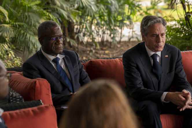 Congolese doctor Denis Mukwege and the head of American diplomacy, Antony Blinken, at the residence of the United States ambassador in Kinshasa, August 10, 2022. 