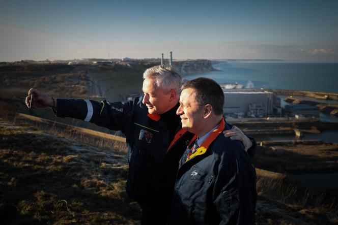 Bruno Le Maire and Luc Rémont, brand new boss of EDF, in Petit-Caux (Seine-Maritime), on December 9.  Behind them, the Penly nuclear power station.