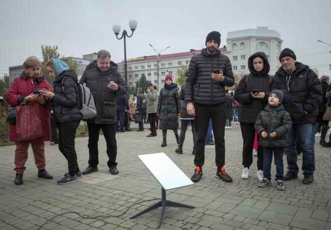 In downtown Kherson (Ukraine), residents gathered around a Starlink terminal on November 12, 2022.  