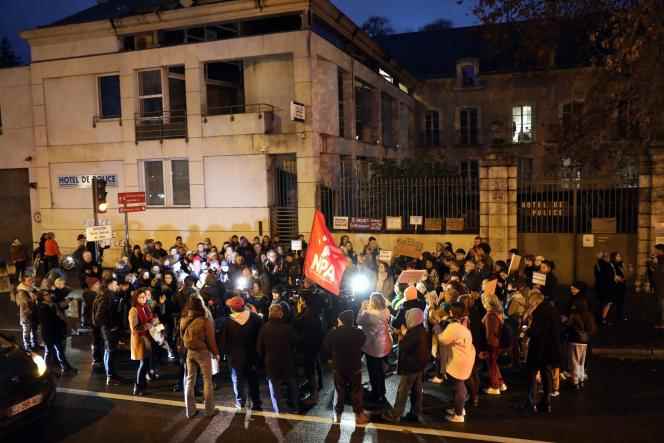 Gathering of associations and militant movements in front of the Blois police station, December 20, 2022.