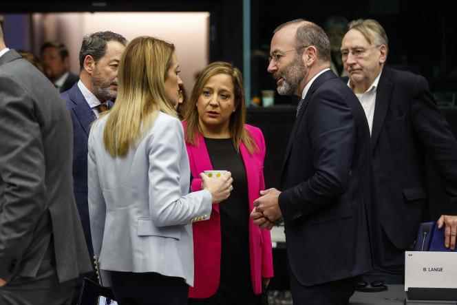Iratxe Garcia Perez, the president of the S&D group (in the center), with the president of the European Parliament, Roberta Metsola (on the left), and the president of the EPP group, Manfred Weber (on the right), on December 13, 2022 in Strasbourg.