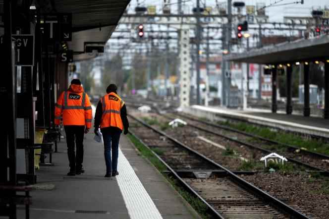 SNCF employees at Toulouse Matabiau station, December 2, 2022.