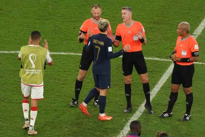 Antoine Griezmann chats with New Zealand referee Matthew Conger (centre) and his assistants after his disallowed goal against Tunisia, Wednesday, November 30, 2022, in Al Rayyan (Qatar).