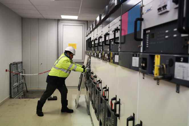 In an Enedis source substation, in Orléans, where the various circuit breakers are located which cut off the current in the neighboring towns.
