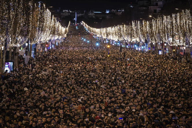 Deprived of brilliance for two years due to the pandemic, the Champs-Elysées found Saturday evening December 31, 2022 the crowd of the great evenings.  Parisians and tourists gradually filled the two kilometers with illuminated trees.