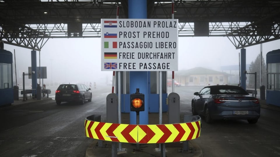 Border crossing in Croatia with a road sign that indicates free passage.
