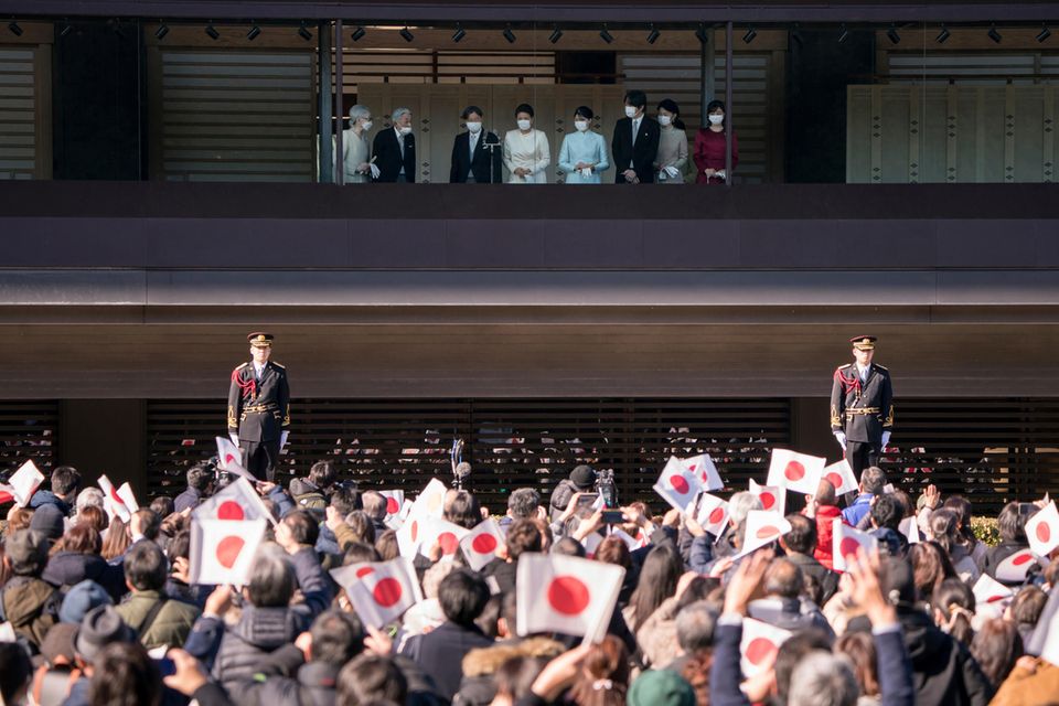 The Japanese imperial family is personally sending New Year's greetings for the first time since 2019.