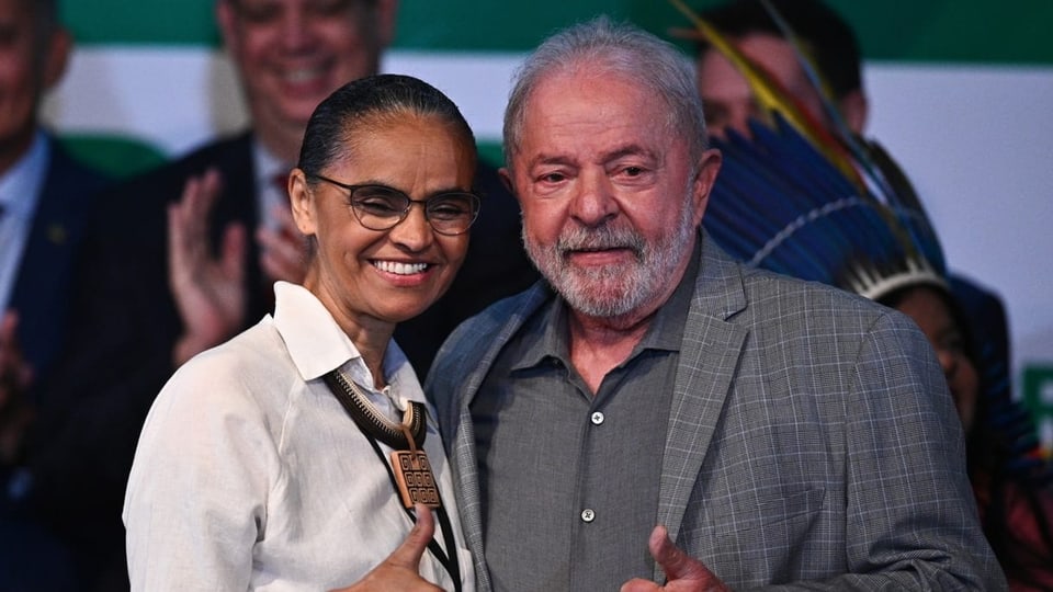 Marina Silva, stands at Lula's side.