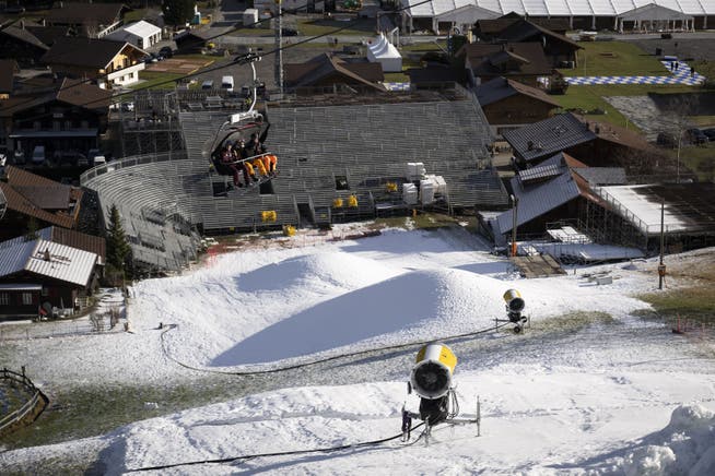 The notorious because of its steep and difficult target slope on the Chuenisbärgli is covered with artificial snow. 