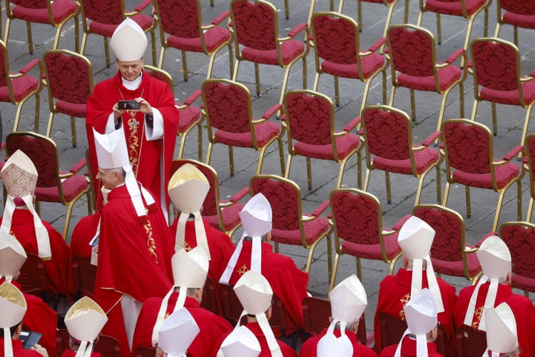 Rund 130 Kardinäle haben am Donnerstag an der Totenmesse auf dem Petersplatz in Rom teilgenommen.