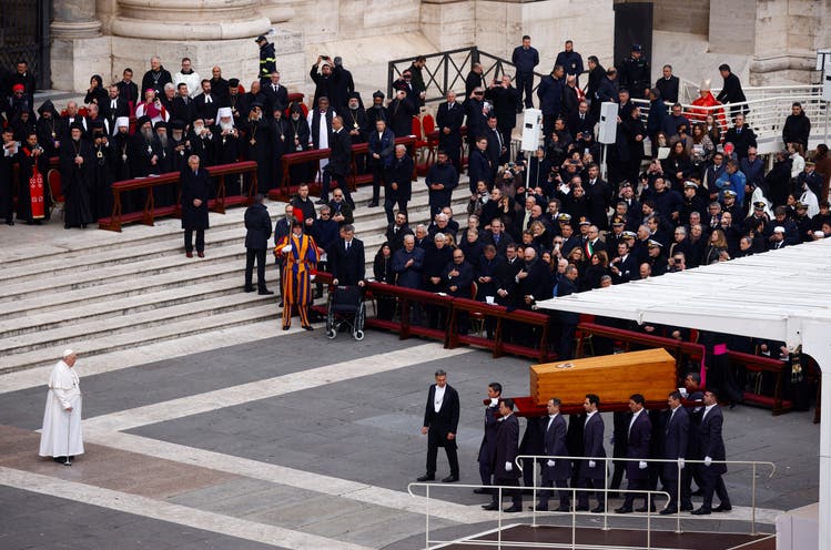 Der Sarg von Papst Benedikt XVI. wird nach dem Trauergottesdienst wieder zurück in den Petersdom getragen.