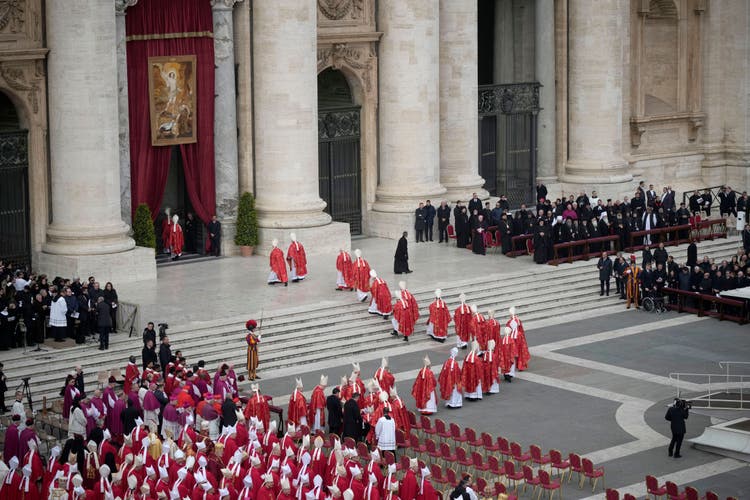 Die Kardinäle ziehen sich nach dem Trauergottesdienst in den Petersdom zurück.