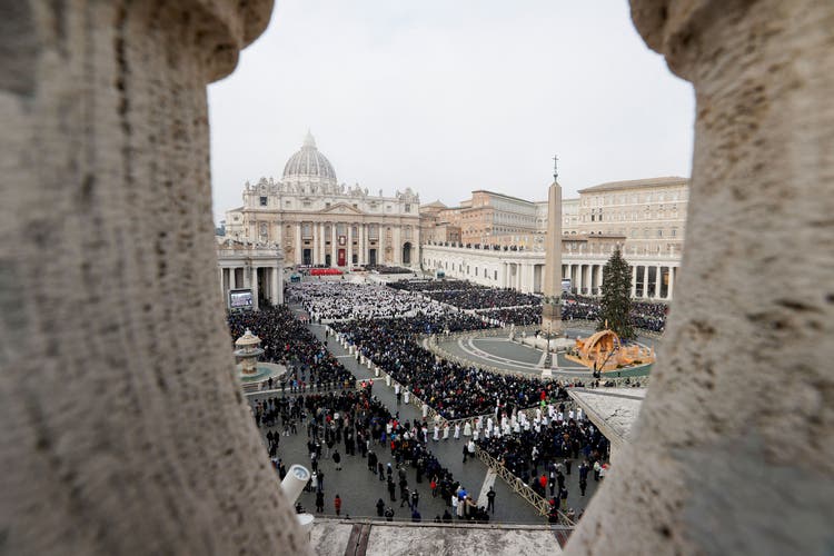 Blick auf den Petersplatz und den Petersdom während der Trauerfeierlichkeiten.