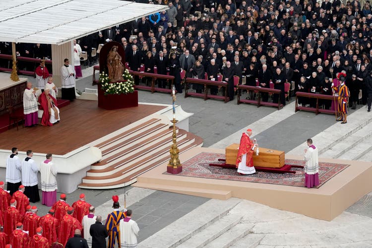 Kardinal Giovanni Battista Re bei der Segnung des Sargs von Papst Benedikt XVI.