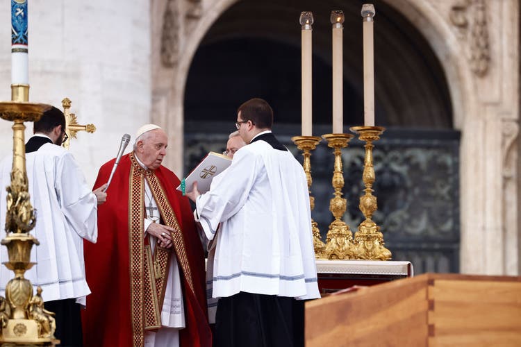Papst Franziskus bei der Trauerfeier.