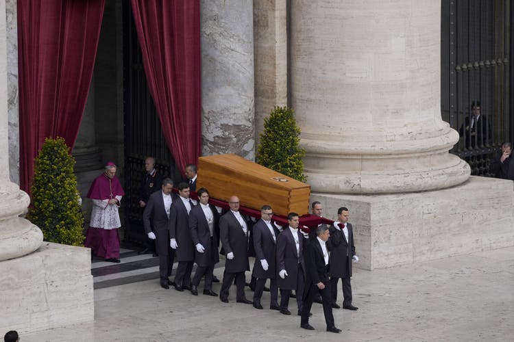 Die Sargträger tragen den Sarg von Papst Benedikt XVI. auf den Petersplatz.