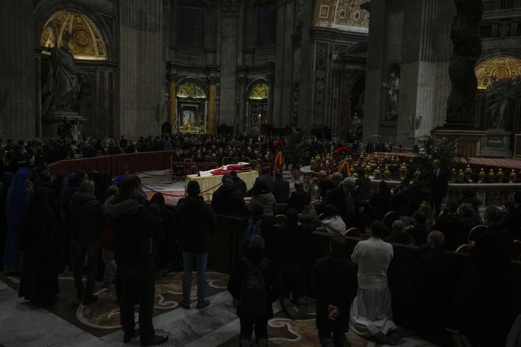 Der Leichnam des verstorbenen Papstes im Petersdom.