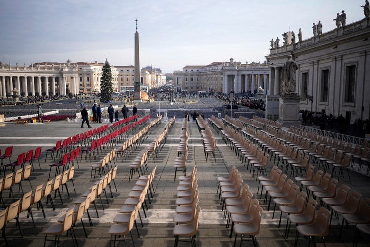 Vorbereitungsarbeiten für die Trauerfeier auf dem Petersplatz in Rom.