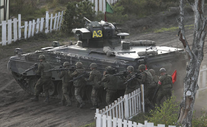 German soldiers near a Marder vehicle, near Hanover, in September 2011. It is this type of vehicle that Berlin will supply to kyiv.